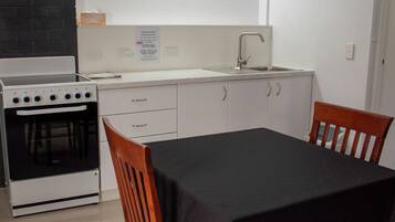 Studio Deluks | Dapur pribadi | Lemari es kecil, mesin pembuat kopi/teh, dan ketel listrik