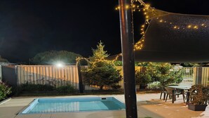 A backyard with a swimming pool, a grassy area, and a fence. - Wangaratta Motor Inn (Wangaratta)