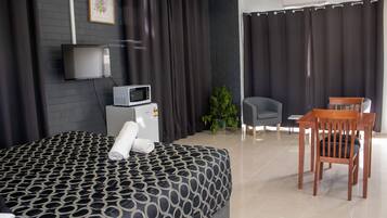 Laptop workspace, iron/ironing board, free WiFi, bed sheets