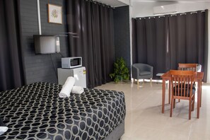 豪華開放式客房 | 筆電工作空間、熨斗/熨衣板、免費無線上網、床單