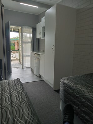 Pillow-top beds, iron/ironing board, free WiFi, bed sheets - Solomon Inn Wollongong (Figtree)