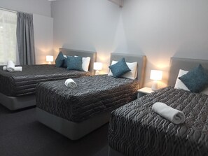 Pillowtop beds, iron/ironing board, free WiFi, bed sheets - Solomon Inn Wollongong (Figtree)