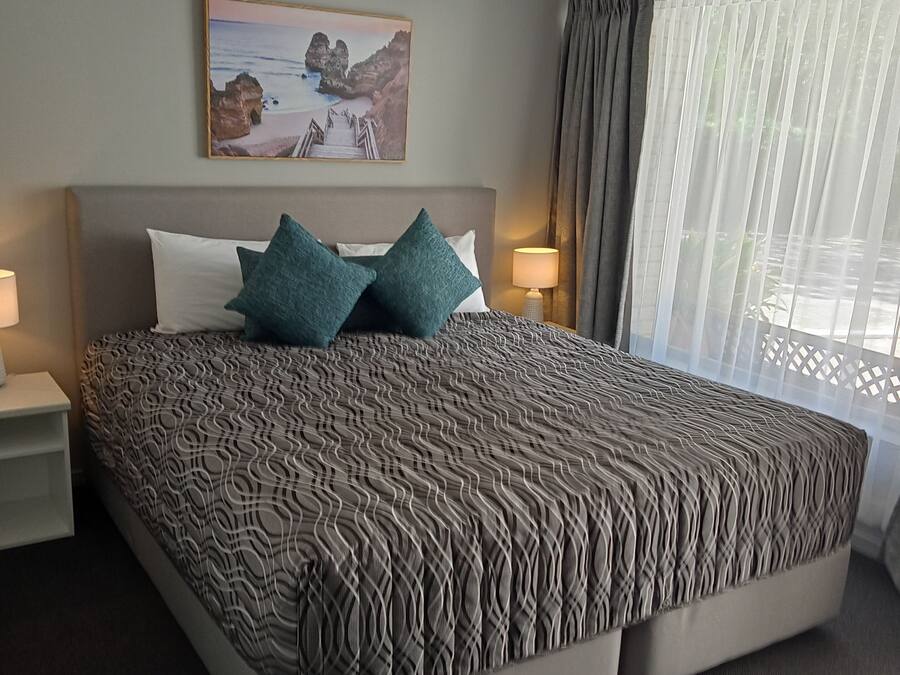 King Room | Pillowtop beds, iron/ironing board, free WiFi, bed sheets