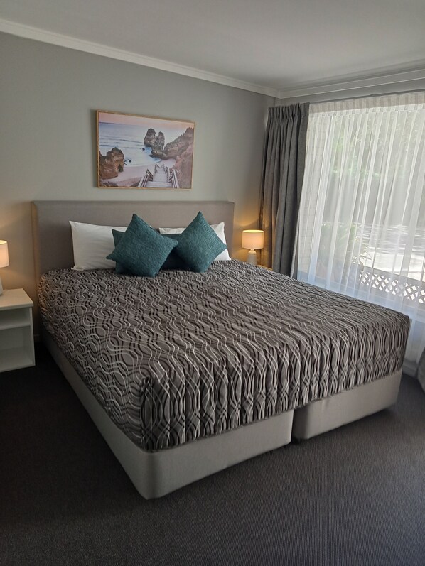 King Room | Pillow-top beds, iron/ironing board, free WiFi, bed sheets - Solomon Inn Wollongong (Figtree)