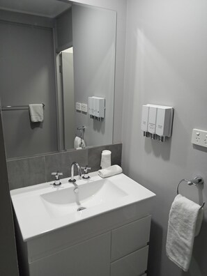 Shower, free toiletries, hair dryer, towels - Solomon Inn Wollongong (Figtree)