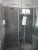 Deluxe Large Family Room for 7 | Bathroom | Shower, free toiletries, hair dryer, towels