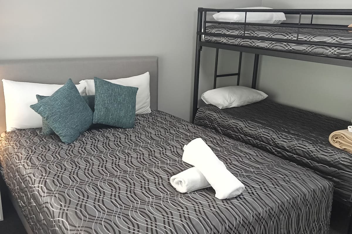 Chambre Deluxe (Queen & Bunk Bed)