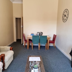 Standard Quadruple Room | In-room dining - William Farrer Hotel (Wagga Wagga)