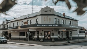 Exterior del Hotel William Farrer con bar deportivo, bistró y jardín de cerveza.