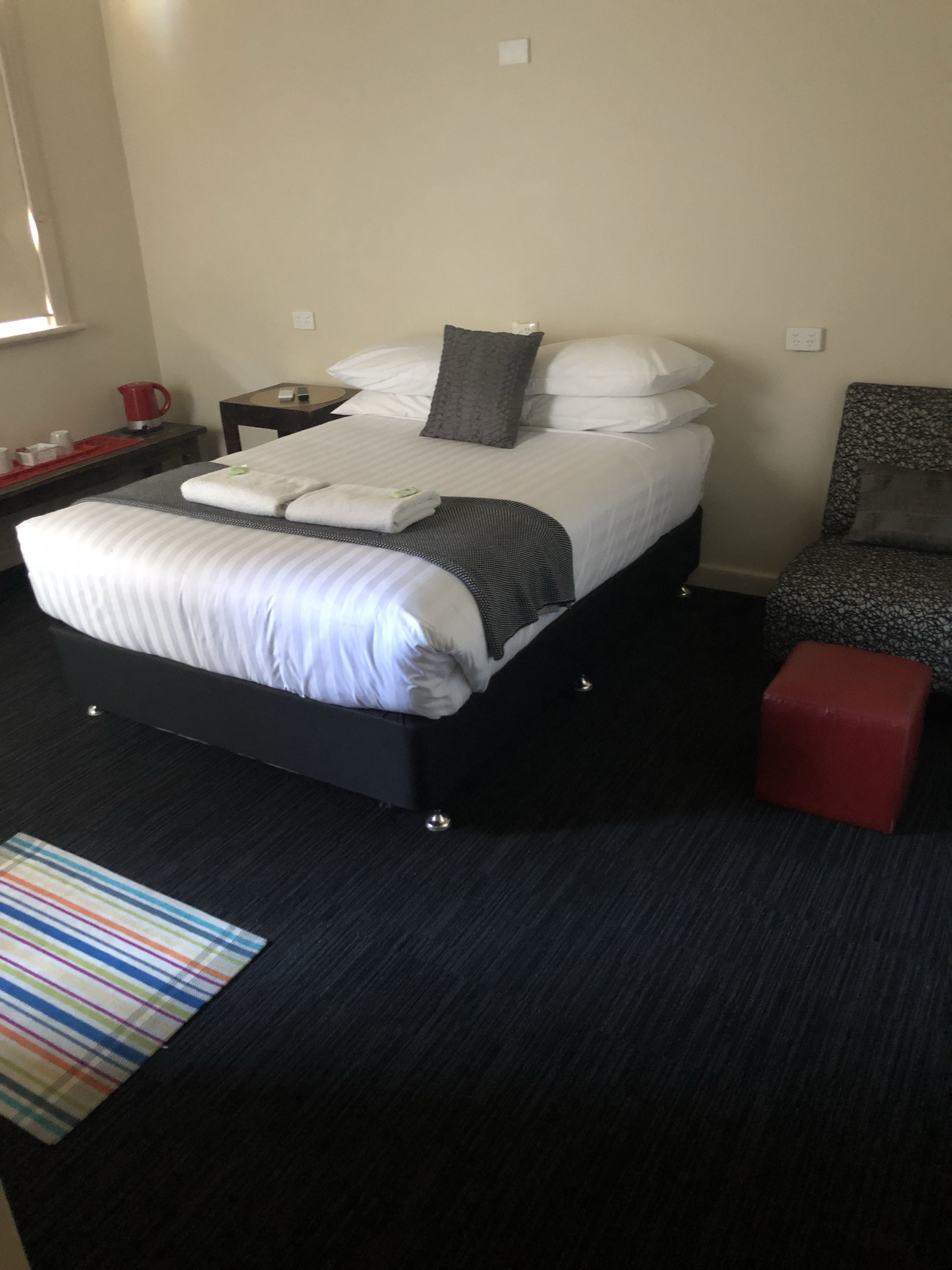 Escritorio, tabla de planchar con plancha, wifi gratis y ropa de cama