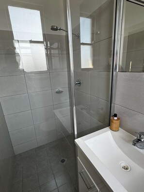 Habitación estándar, no fumadores (Double/Twin Ensuite Room) | Escritorio, tabla de planchar con plancha, wifi gratis y ropa de cama