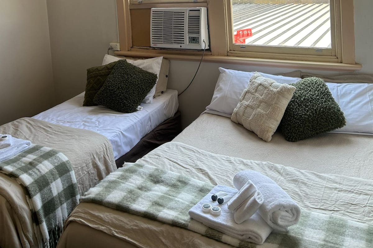 Habitación estándar, no fumadores (Triple Ensuite Room) | Escritorio, tabla de planchar con plancha, wifi gratis y ropa de cama