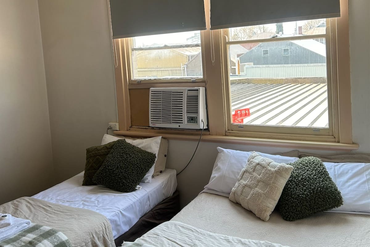 Standard Room, Non Smoking (Triple Ensuite Room) | Desk, iron/ironing board, free WiFi, bed sheets