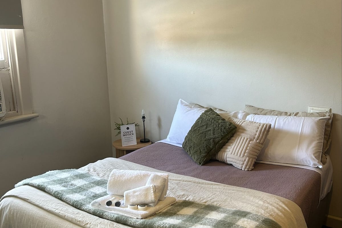 Standard Room, Non Smoking (Double/Twin Ensuite Room) | Desk, iron/ironing board, free WiFi, bed sheets