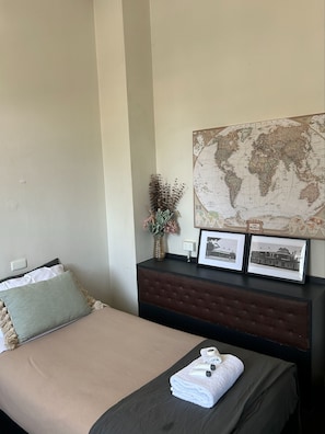 Standard Twin Room | Desk, iron/ironing board, free WiFi, bed sheets - William Farrer Hotel (Wagga Wagga)