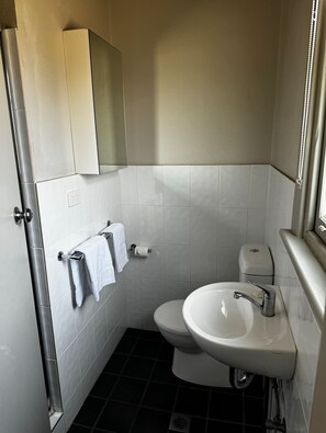 Standard Twin Room | Bathroom