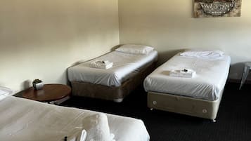 デスク、アイロン / アイロン台、WiFi (無料)、ベッドシーツ