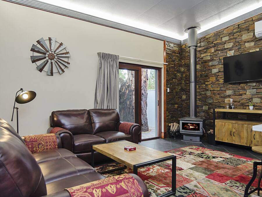 Habitación de lujo | Zona de estar | Una televisión, Netflix, un reproductor de DVD, servicios de streaming