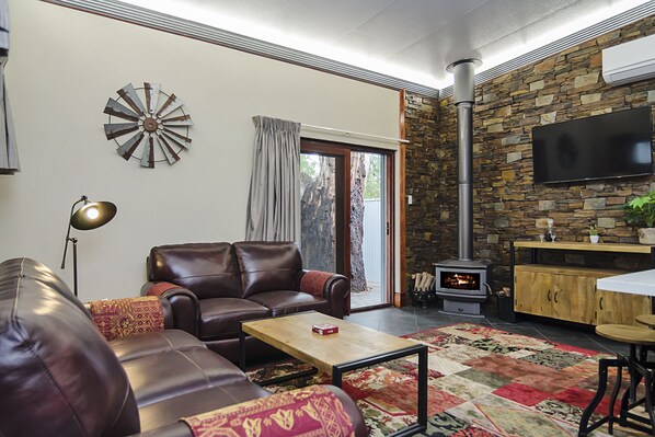 Lyxrum | Vardagsrum | 43-tums tv med digitalkanaler, Netflix och dvd-spelare