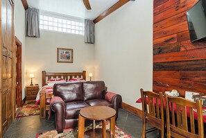 Deluxe Double Room | 1 bedroom, soundproofing, iron/ironing board, free WiFi