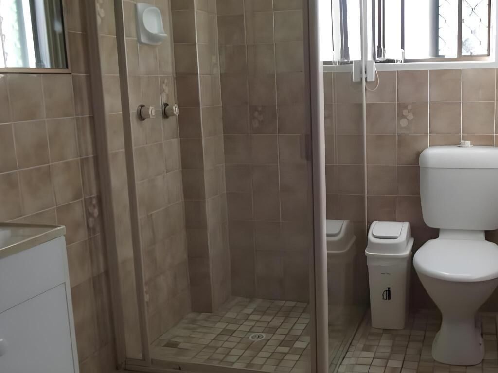 Regadera, amenidades de baño gratuitas, secadora de cabello, toallas 