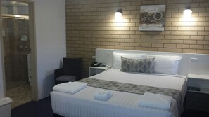 Escritorio, cortinas blackout y tabla de planchar con plancha