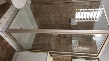 Dusche, kostenlose Toilettenartikel, Haartrockner, Handtücher