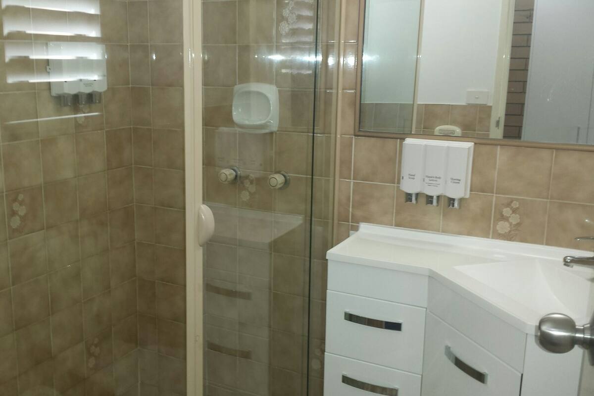 Chuveiro, produtos de toalete grátis, secador de cabelo