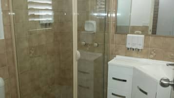 Regadera, amenidades de baño gratuitas, secadora de cabello, toallas