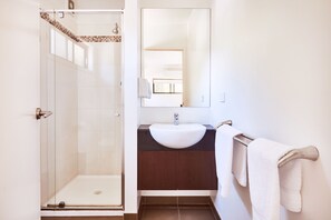 Chalet rustique familial, 2 chambres, vue sur le fleuve | Salle de bain | Serviettes fournies