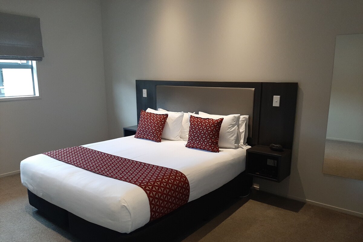 Egyptian cotton sheets, premium bedding, pillowtop beds, desk