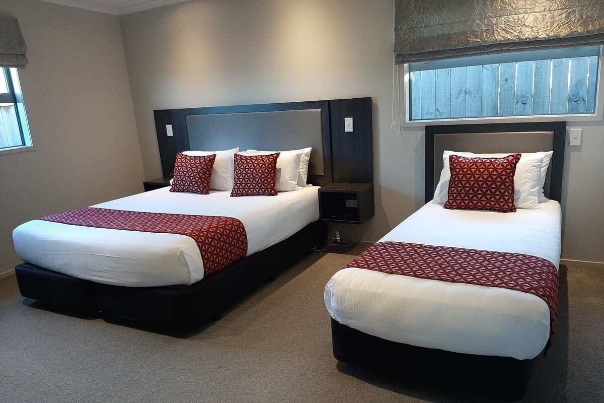 1 Bedroom Executive Spa Apartment | Egyptian cotton sheets, premium bedding, pillowtop beds, desk