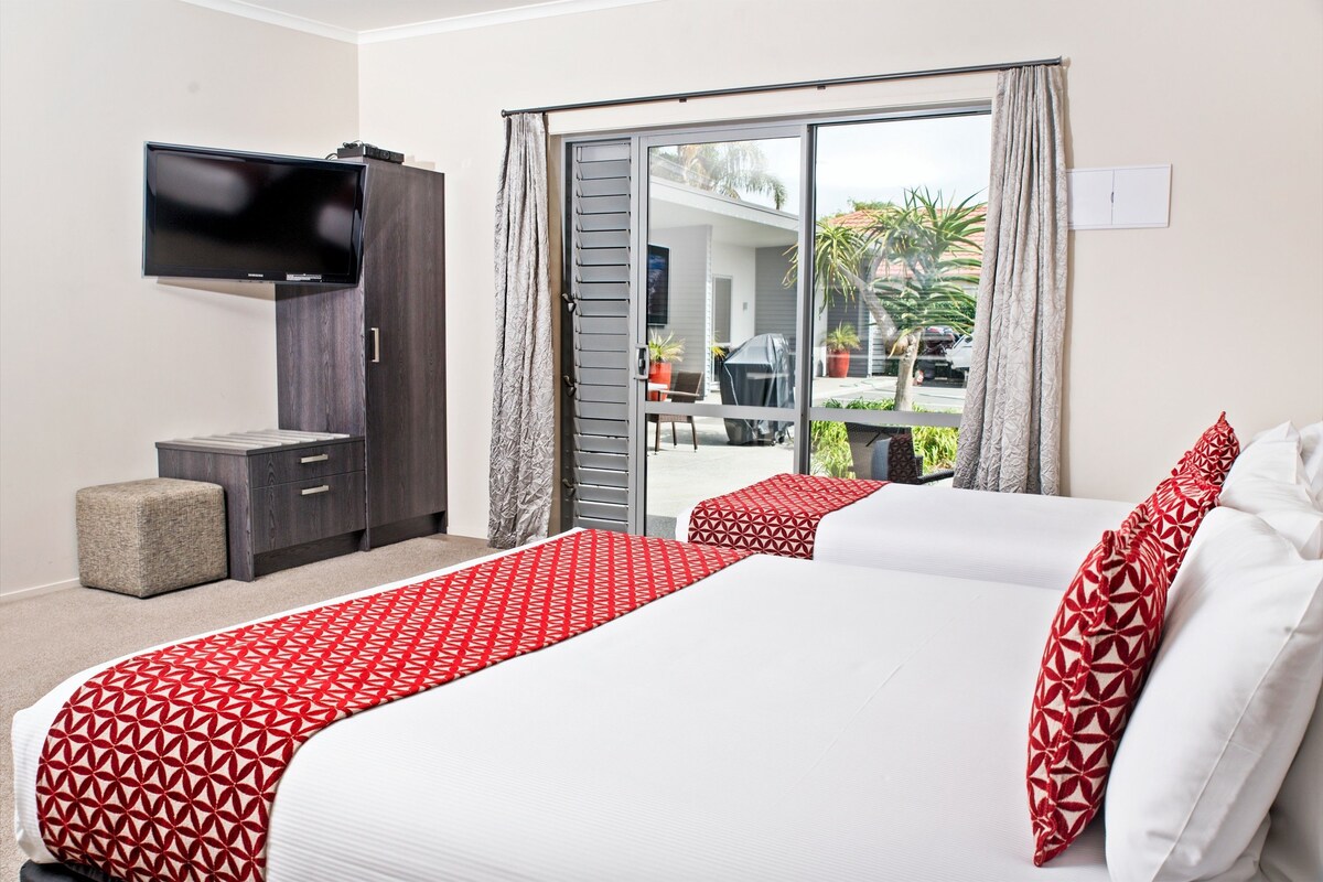 Standard Room, Kitchen (Twin Studio) | Egyptian cotton sheets, premium bedding, pillowtop beds, desk