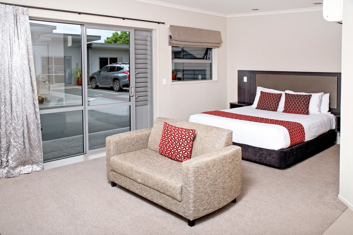 Standard Room, Kitchen (Corporate studio) | Egyptian cotton sheets, premium bedding, pillowtop beds, desk