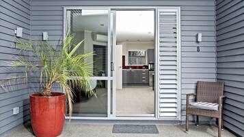 Executive Studio | Egyptian cotton sheets, premium bedding, pillowtop beds, desk