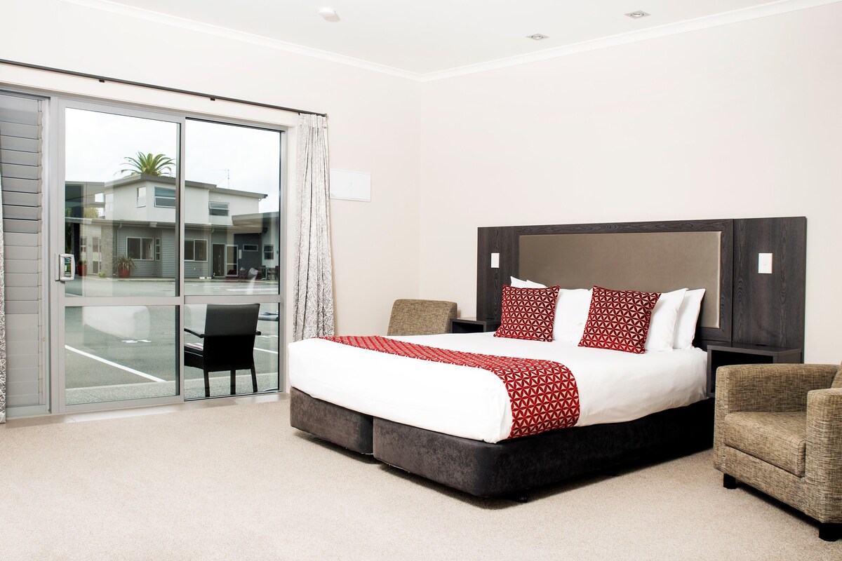 Egyptian cotton sheets, premium bedding, pillowtop beds, desk
