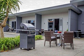 Outdoor dining - 37 THE Landing Motel (Whakatane)