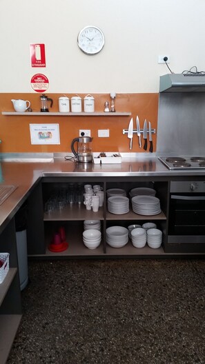 Dormitorio compartido estándar, para no fumadores, baño compartido (Bed in 4-Bed Male Dormitory) | Instalaciones de cocina compartida | Refrigerador, microondas, horno y tostadora