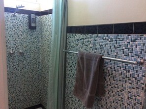 Shower, towels - The New Whyalla Hotel (Whyalla Playford)