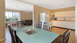 Deluxe Apartment, 3 Bedrooms | In-room dining - The Beach Retreat Eden (Eden)