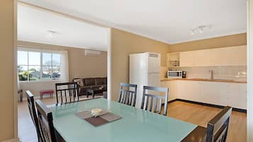 Deluxe Apartment, 3 Bedrooms | In-room dining