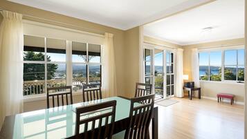 Deluxe Apartment, 3 Bedrooms | In-room dining