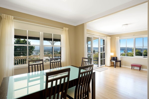 Deluxe Apartment, 3 Bedrooms | In-room dining