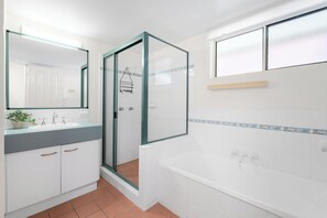 Tina y regadera independientes y amenidades de baño gratuitas 