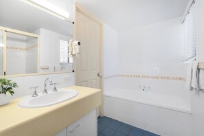 Baignoire et douche séparées, articles de toilette gratuits