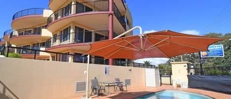 Una piscina al aire libre