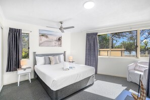 Desk, iron/ironing board, free WiFi, wheelchair access - Alexander Beachfront Apartments (Torquay)