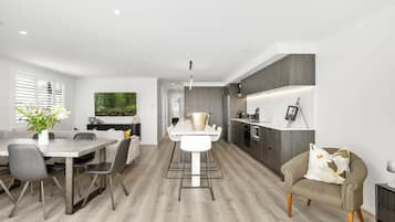Geladeira grande, micro-ondas, cooktop, lava-louças