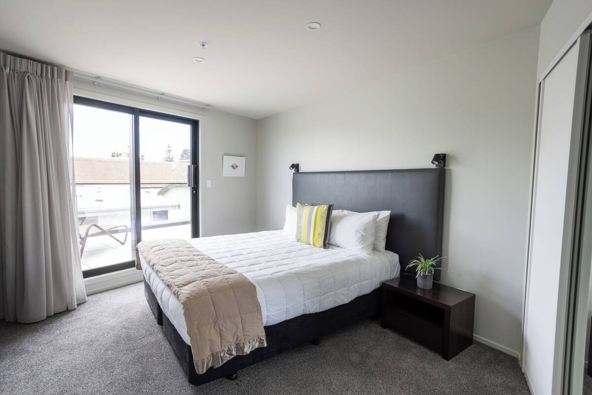 2 slaapkamers, een strijkplank/strijkijzer, gratis wifi, beddengoed