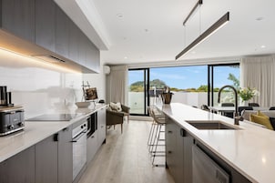 Refrigerador con freezer, microondas, placa de cocina, lavavajillas